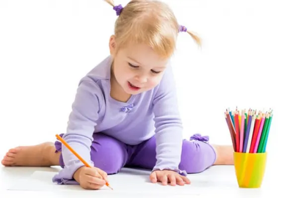 Nu-ţi lăsa copilul să stea în această poziţie! Îi afectează grav sănătatea