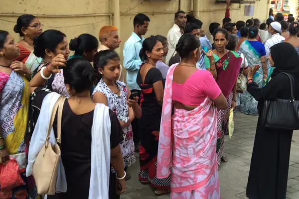HAOS la bancomatele din India. Cozi imense după ce Guvernul a luat o decizie-șoc