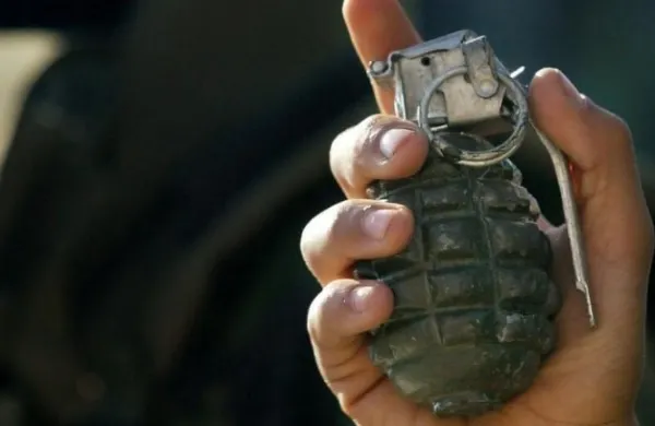 Atac armat într-o secție de poliție din capitala Armeniei. Trei bărbați au aruncat grenade în birourile polițiștilor VIDEO