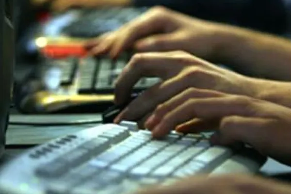 Un spion rus bănuit de implicare în atacurile cibernetice din SUA, arestat la Moscova