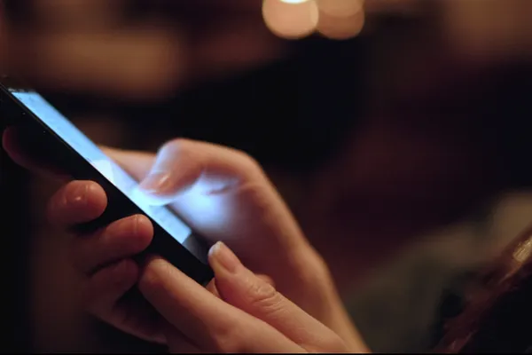 Studiu ALARMANT: Lumina albastră emisă de telefoanele mobile afectează sănătatea