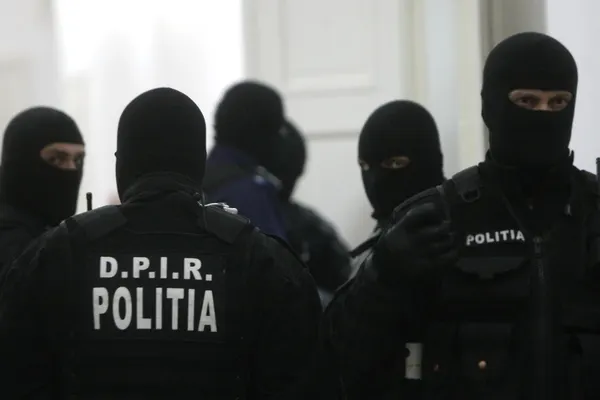 Polițiștii din Olt, în alertă: Percheziții de amploare în 2 dosare cu prejudiciu URIAȘ