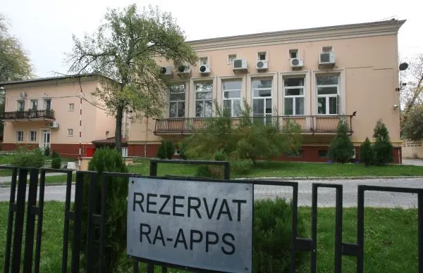 Sute de demnitari care stau în locuințe de serviciu, ținuți la secret de Guvern și RAPPS