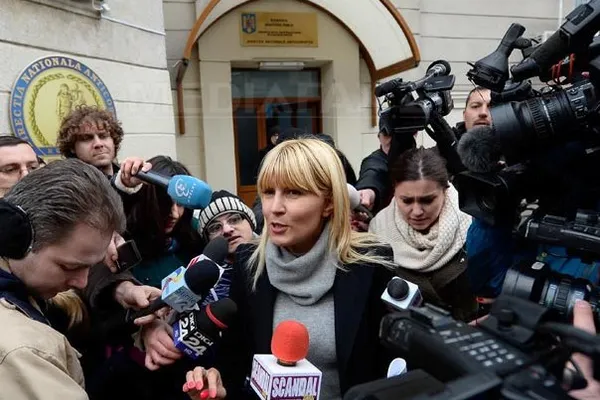 Elena Udrea revine cu un nou poster de campanie: Pe tocuri, cu un ciocan în mână, sparge un zid