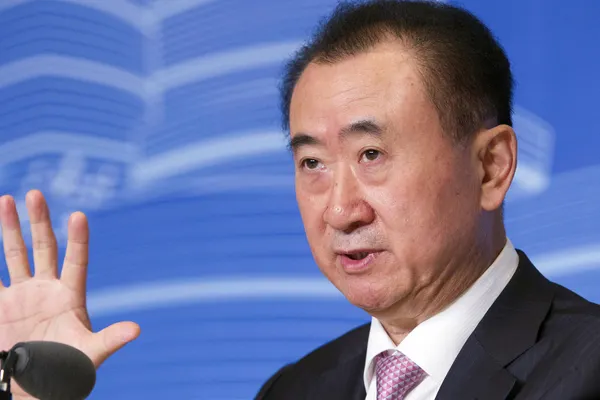 Cel mai bogat om din China cumpără compania care acordă Globurile de Aur