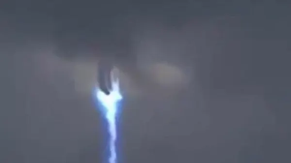 "Un OZN aterizează pe Pământ printr-o gaură de vierme". Clipul VIRAL pe care NASA nu vrea să-l vezi