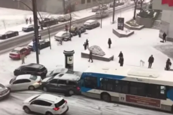 Cum arată o dimineaţă de iarnă în Canada. Balet...pe gheaţă cu zeci de maşini - VIDEO