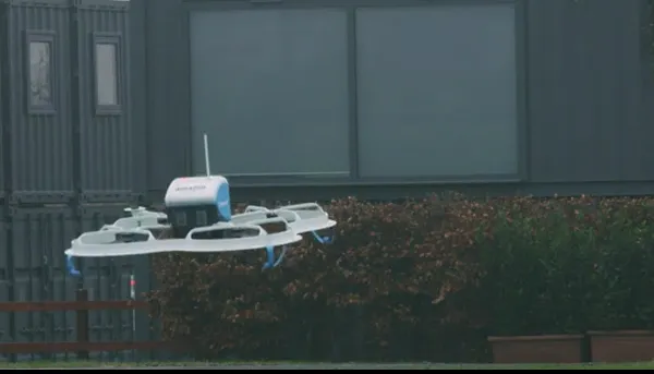 Amazon a făcut prima livrare cu o dronă(VIDEO)