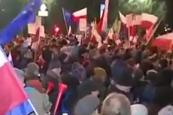 Haos în Polonia: sute de persoane au înconjurat clădirea Parlamentului. De ce protestează