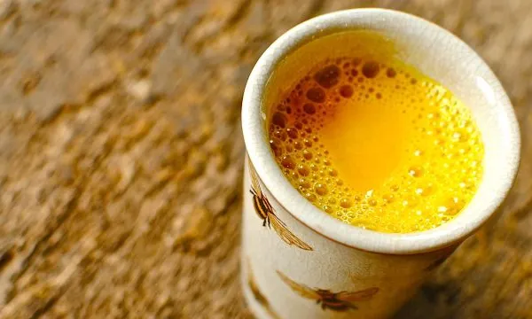 Cum se prepară laptele de aur, cel mai puternic elixir natural. Purifică sângele şi ficatul