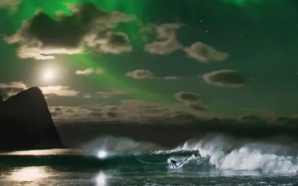 Campionul internaţional Mick Fanning a făcut surf sub Aurora Boreală. Imagini preţioase