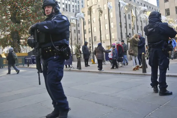 Alertă în Germania. Centru comercial din Berlin, luat cu asalt de polițiști