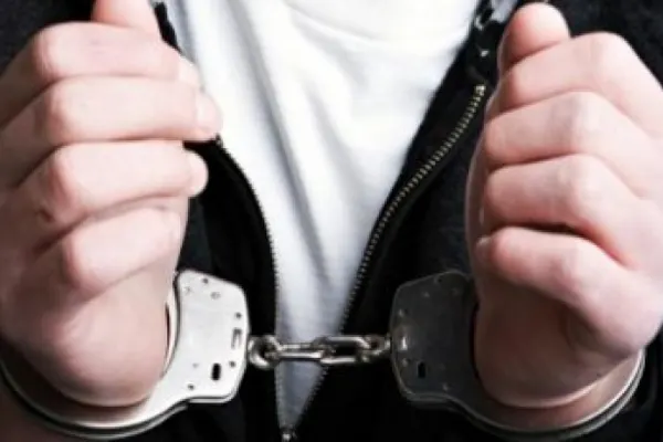 Botoșani: Trei tineri, reținuți de polițiști după ce au tâlhărit mai multe femei pe stradă