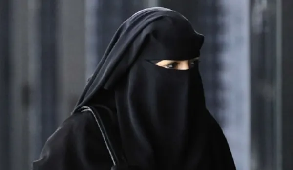 Angela Merkel vrea să interzică vălul islamic în Germania