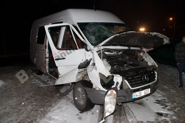 Microbuz plin de călători care veneau din Germania, lovit de tren în Bistriţa