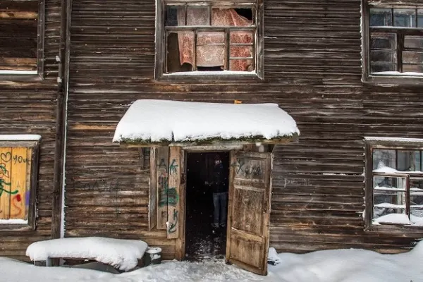 A găsit o casă abandonată în Rusia. A intrat în ea şi a rămas ULUIT. N-a putut crede ce era acolo