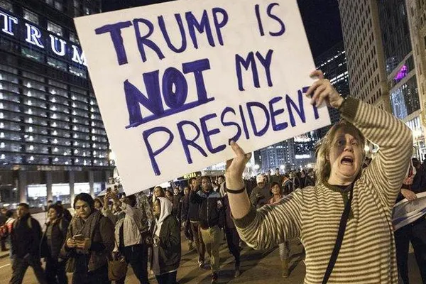 Proteste împotriva lui Trump: Violențe în apropierea Casei Albe. Poliția a arestat 90 de persoane