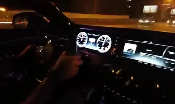 Poliţiştii din Moscova au oprit o maşină de lux. Au încremenit când au văzut cine o conduce