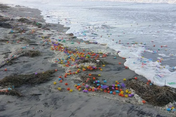 Surpriză pentru locuitorii unei insule din Germania: zeci de mii de ouă colorate, aruncate la mal