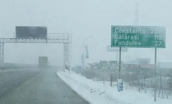 BLOCAJ pe Autostrada A2 din cazua viscolului! Polițiștii intervin