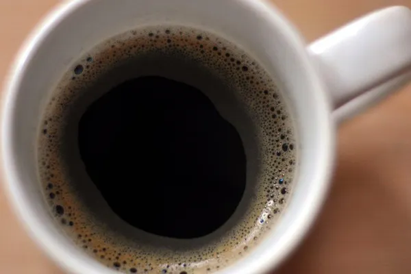 A aruncat cafeaua într-un canal de pe stradă. Polițiștii au venit imediat. Ce i-au spus? Uluitor