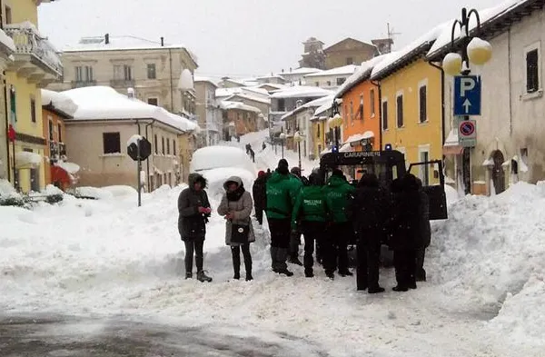 Cutremure în Italia: O mamă și copilul ei, salvaţi de sub dărămături