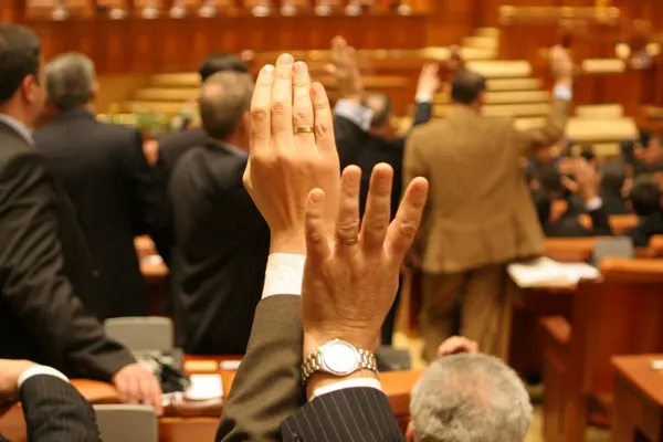 Parlamentul votează azi noi puteri pentru guvern