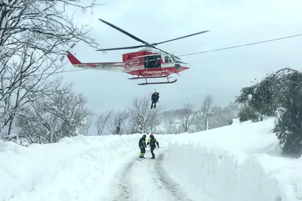 Elicopter prăbuşit în Italia în zona unde un hotel a fost îngropat de o avalanşă