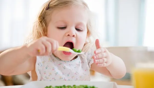 Riscul asfixierii sau al înecării cu alimente la copii. Învățați-i să mestece!