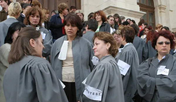 Grefierii, proteste spontane în mai multe județe din țară! Sute de oameni au ieșit în stradă