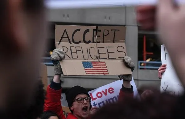 Proteste în principalele aeroporturi din SUA, după ordinul semnat de Trump împotriva musulmanilor