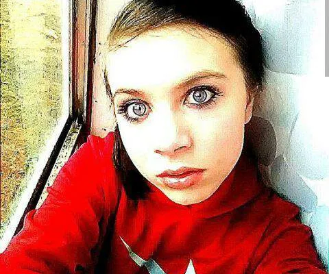 O fată de 12 ani şi-a filmat în direct sinuciderea. Polițiștii sunt în alertă