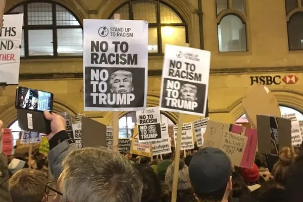 Imagini ireale! Mii de oameni protestează în M.Britanie faţă de decretul lui Trump privind imigratia