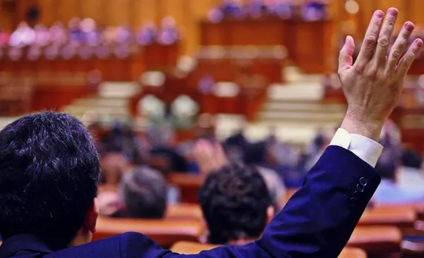 Ordonanţa Guvernului Ponta prin care au crescut salariile demnitarilor, respinsă în comisii