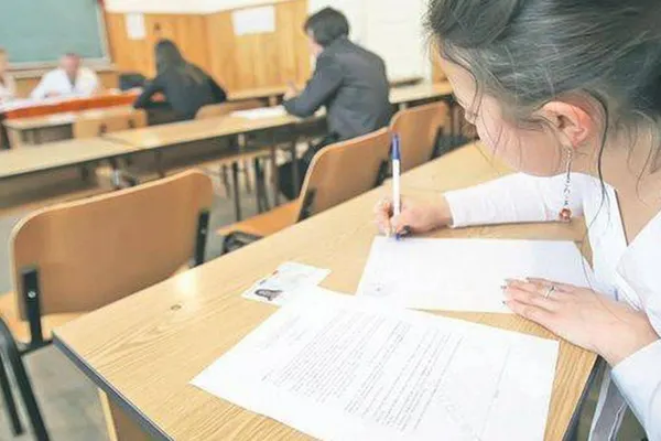 BACALAUREAT 2017: Elevii de clasa a XII-a susţin evaluarea competenţelor într-o limbă străină