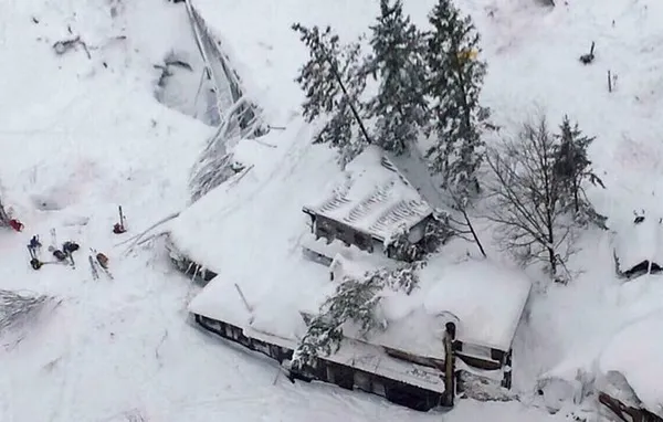 Primele imagini din hotelul îngropat de avalanșă în Italia sunt tulburătoare