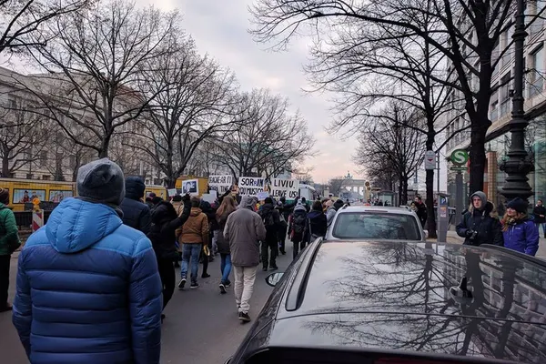 PROTESTE în diaspora. La Berlin, românii strigă: "Să ne scuzați, nu trimitem cât furați"