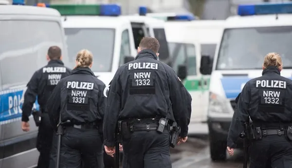 Incident şocant în Germania! Un bărbat care a intrat cu mașina în pietoni, împușcat de polițiști