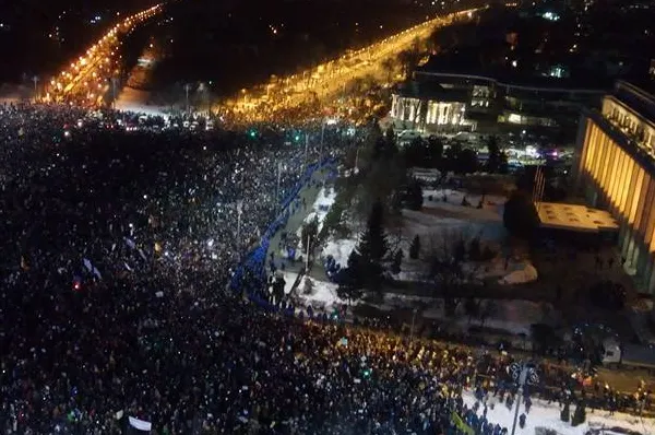 Fotografiile FABULOASE care arată adevăratele proporţii ale protestului de la Guvern