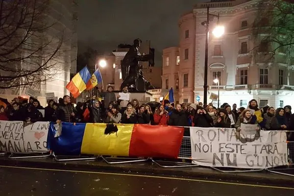 A treia zi de proteste la Londra. Câteva sute de oameni strigă împreună "România nu este un gunoi"