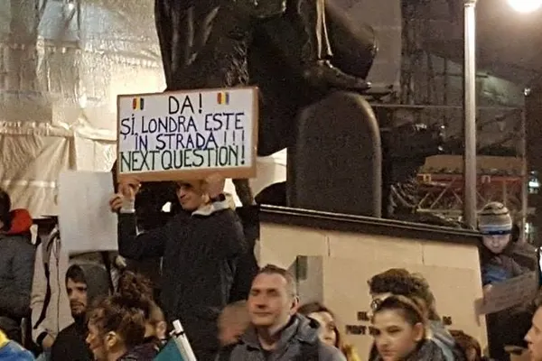 Protestele continuă şi la Londra! Câteva sute de oameni strigă la unison "Uniţi luptăm şi câştigăm"