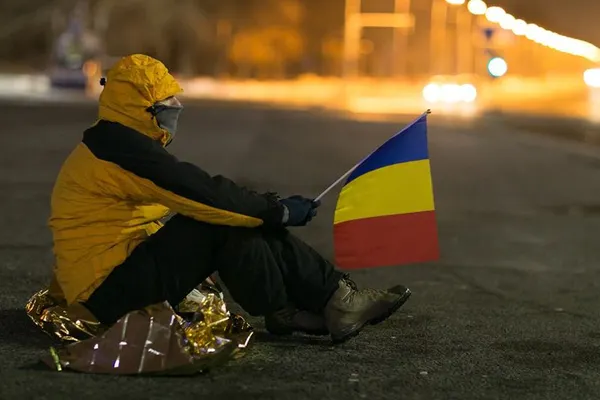 Mesajul emoţionant al tânărului care a protestat singur o noapte întreagă în faţa Guvernului