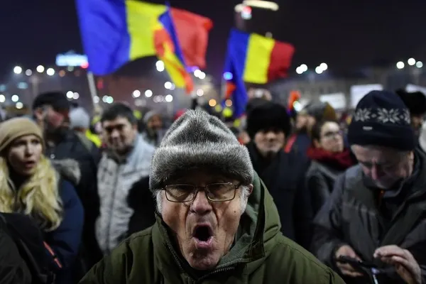 Proteste în Teleorman: Zeci de persoane scandează împotriva Guvernului, altele susțin Executivul