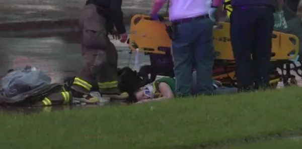 Paramedicii veniți la accident au văzut: femeia ținea ceva în brațe. I-au descleștat mâinile și..șoc
