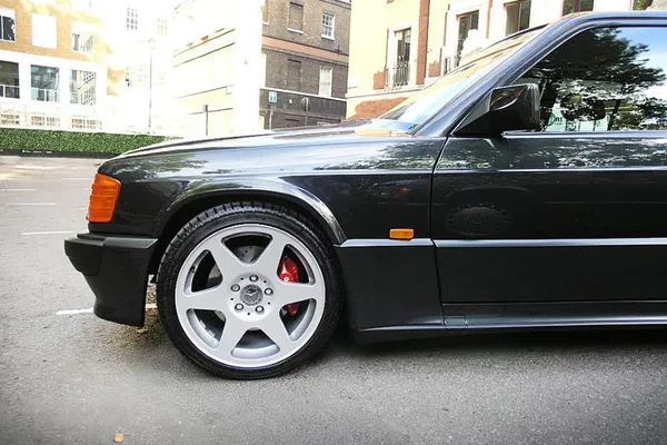 Vinde un Mercedes din 1989 cu 40.000 €. Ce are atât de special această maşină. Cum a restaurat-o