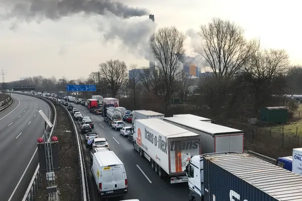Alertă în Germania: oraş acoperit de un nor toxic, după explozia la o uzină chimică