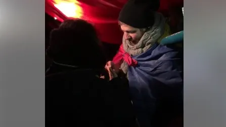 Cerere în căsătorie în mijlocul protestelor din Piata Victoriei. VIDEO