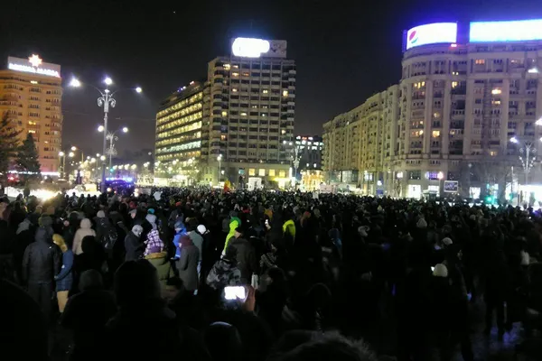 A 20-a zi de proteste în Piața Victoriei. Oamenii au scandat în ploaie "DNA să vină să vă ia!"