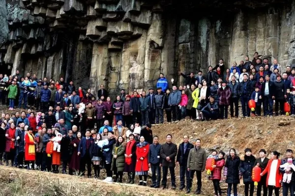 Cea mai spectaculoasă fotografie de familie din lume - au folosit o DRONĂ ca să fie toţi în cadru