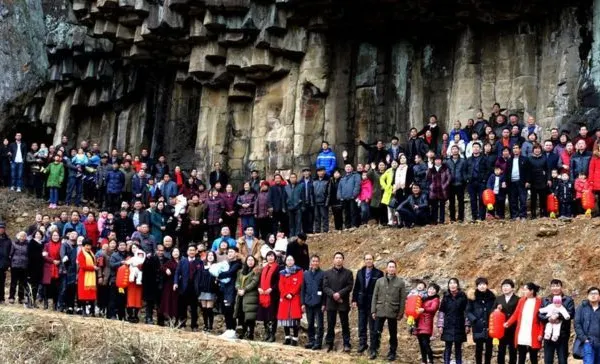 Aşa arată familia formată din 500 de membri. Fotografia a fost făcută cu o dronă